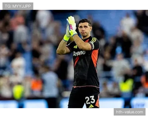 埃米利亚诺·马丁内斯英超赛季表现持续闪耀，稳健守护球队防线