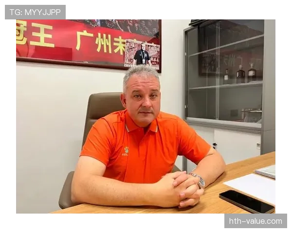 广州队主帅萨尔瓦多全力出击,誓为球队重铸辉煌 广州队主帅萨尔瓦多全力出击,誓为球队重铸辉煌