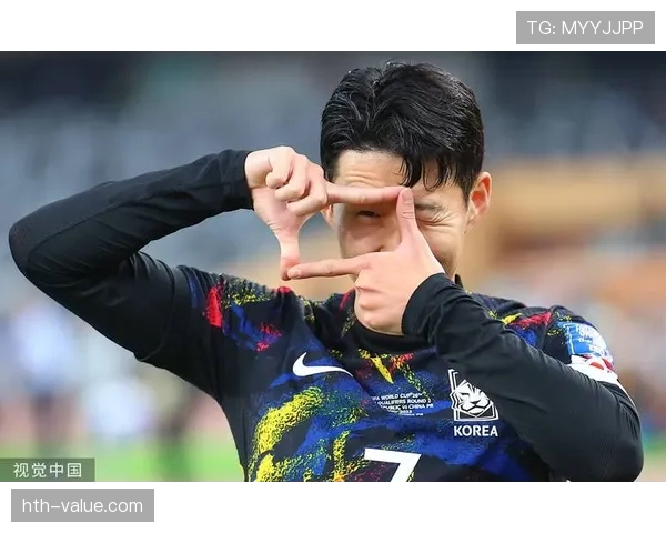 孙兴慜，领着天价合同在禁区横冲直撞，镜头外却像个周末遛弯儿的大叔